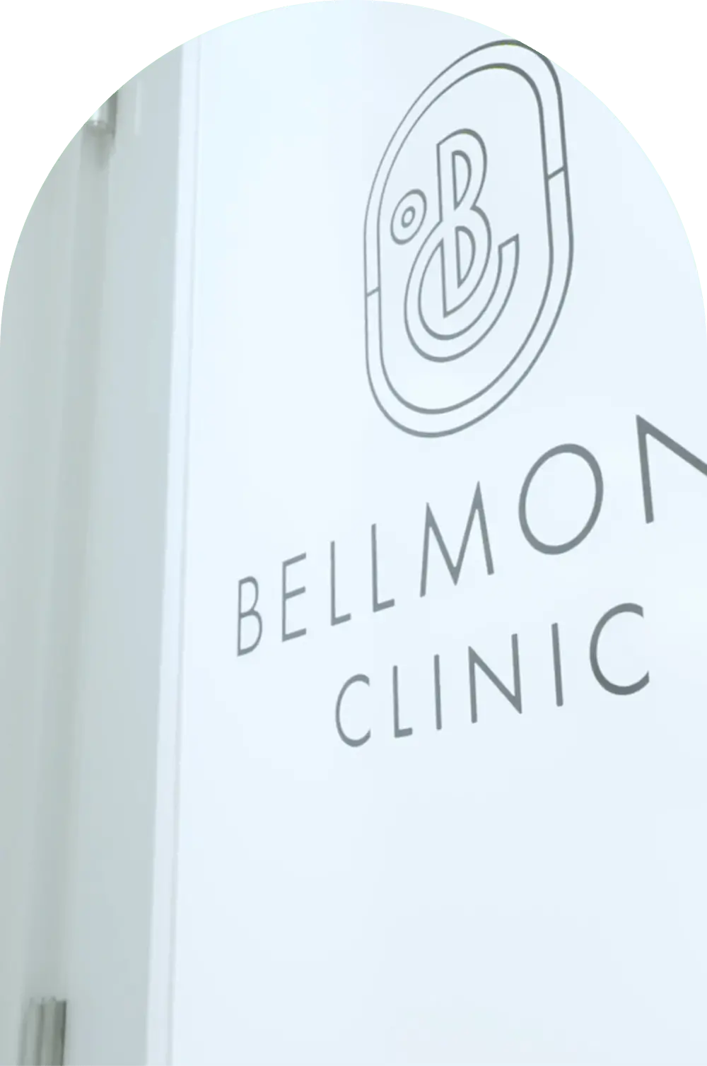 壁に「BELLMONA CLINIC」のロゴがデザインされている